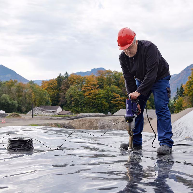 WELDY Booster EX3 used on a geomembrane liner